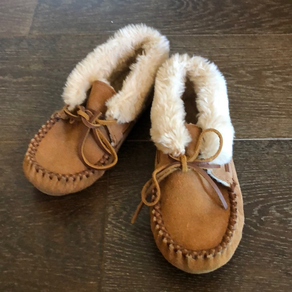 Kids Minnetonka Charley slippers moccasins size 1